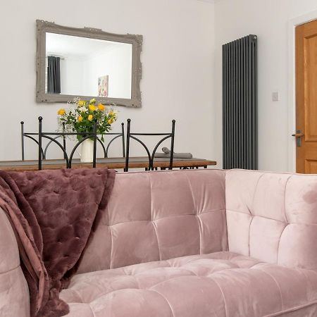 Pass The Keys Stylish 2 Bed Central Bath Apartment With Parking ภายนอก รูปภาพ